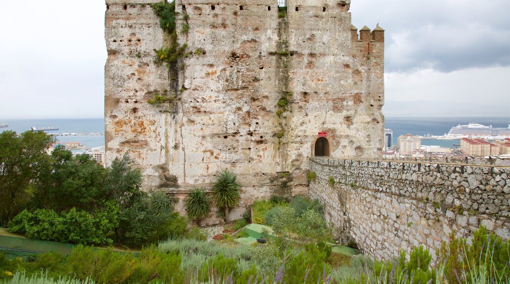 Moorish Castle som inkluderar historisk arkitektur, ett slott och kustutsikter