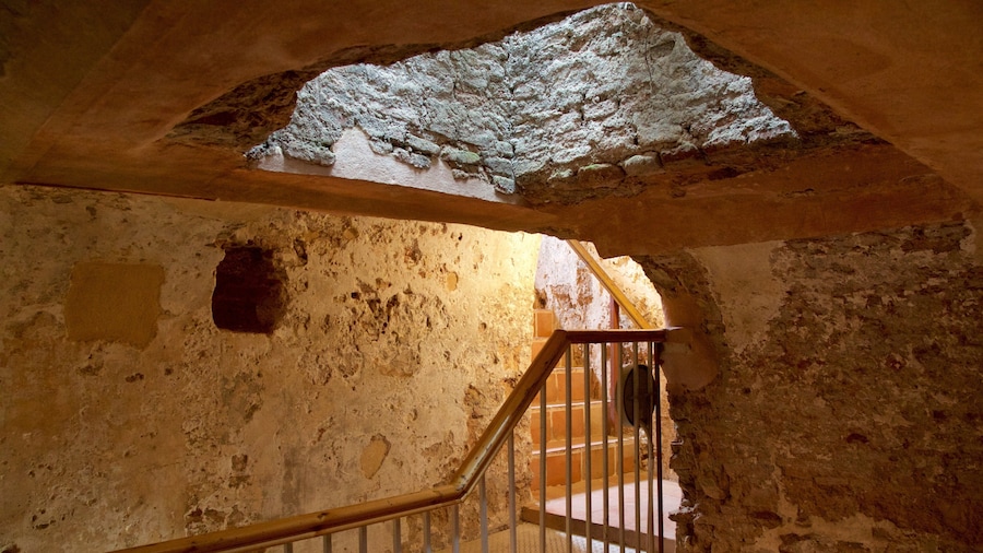 Castillo Árabe que incluye elementos patrimoniales y vistas de interior