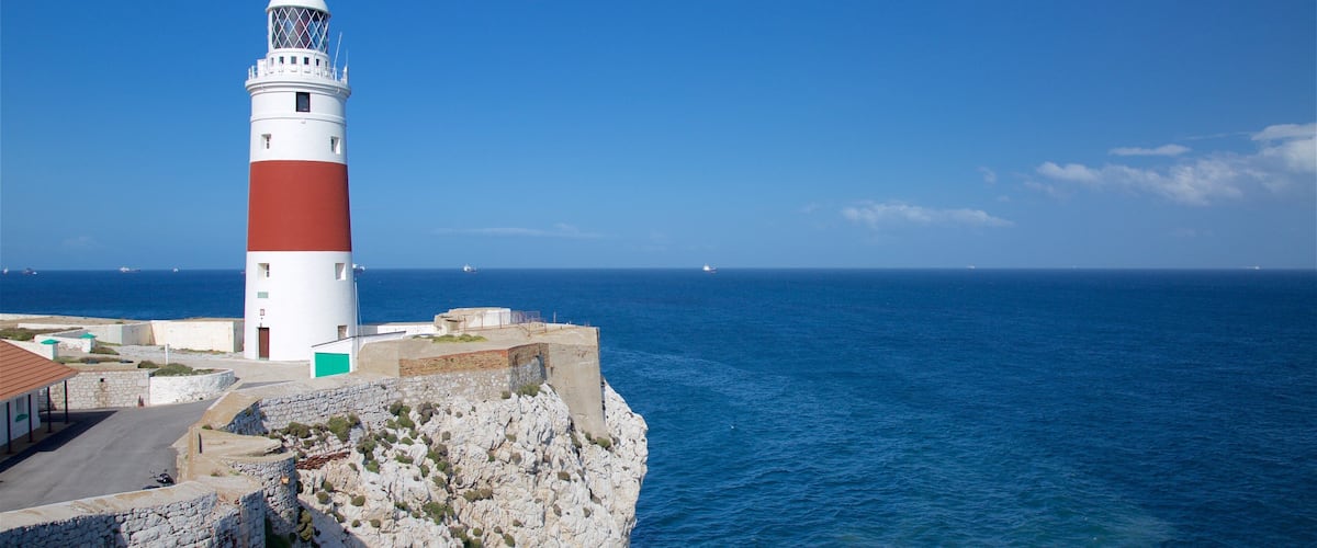 Europa Point Lighthouse que inclui paisagens, litoral acidentado e um farol