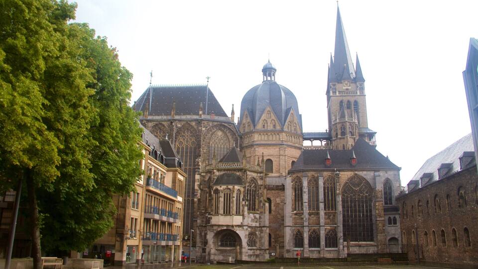 Una catedral histórica con arquitectura gótica, que presenta arcos apuntados y una gran cúpula central.