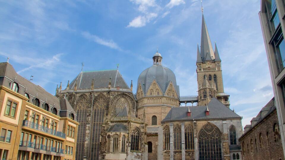 Una catedral histórica con una cúpula grande y una aguja alta.
