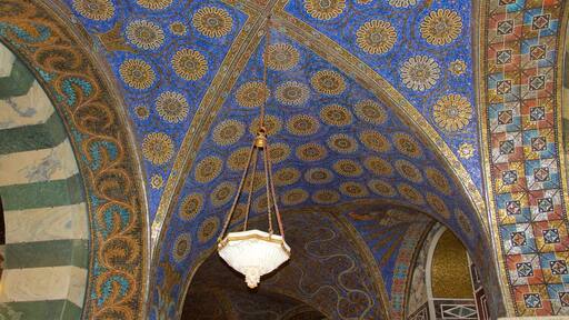 Katedralen i Aachen fasiliteter samt historisk arkitektur, innendørs og religiøse elementer