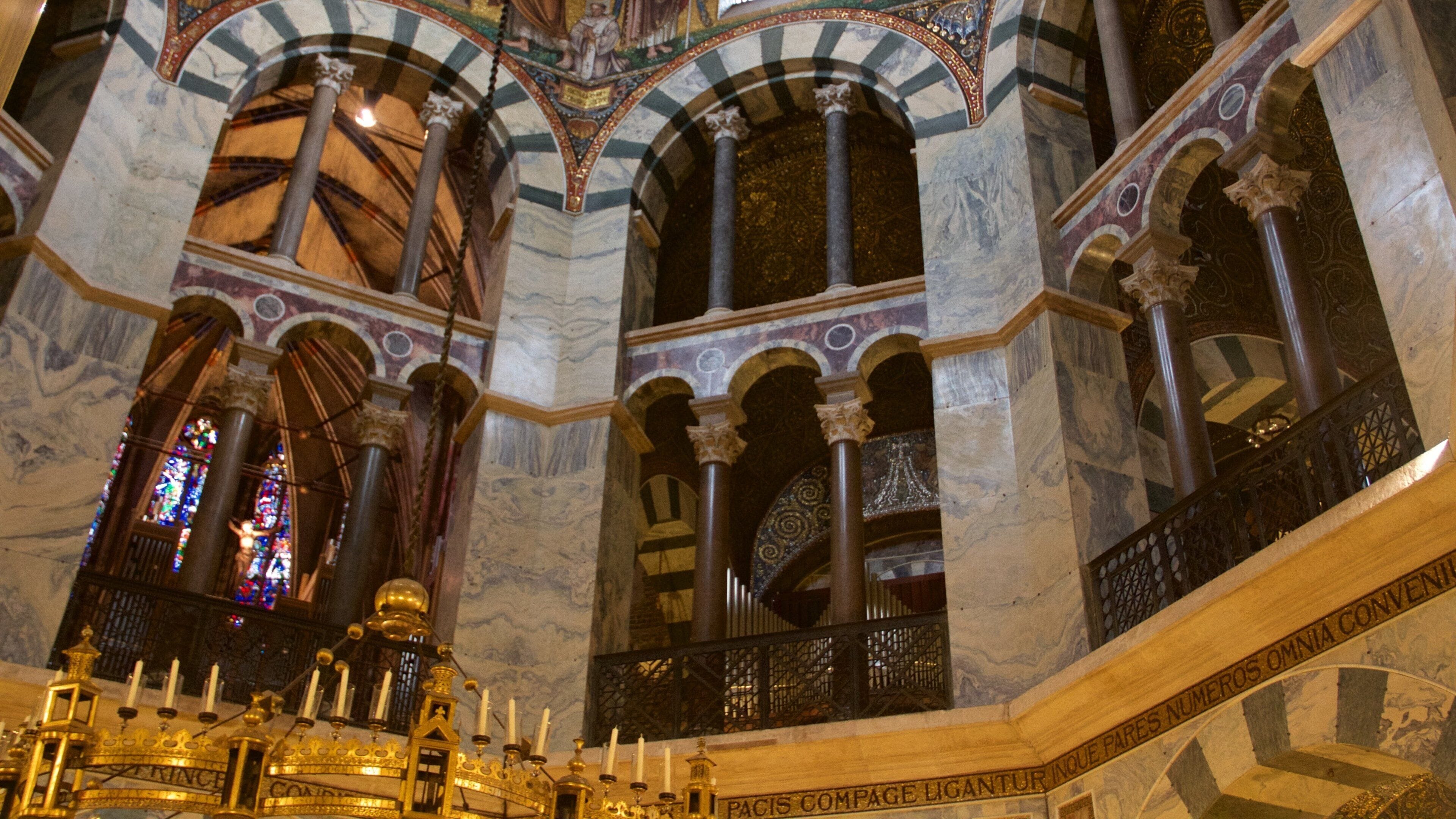 Aachen Cathedral bevat religieuze elementen, een kerk of kathedraal en historische architectuur