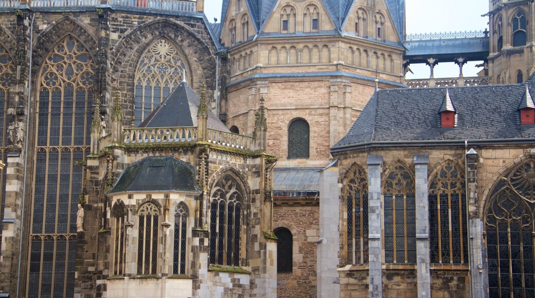 Catedral de Aachen que incluye una iglesia o catedral, elementos del patrimonio y patrimonio de arquitectura