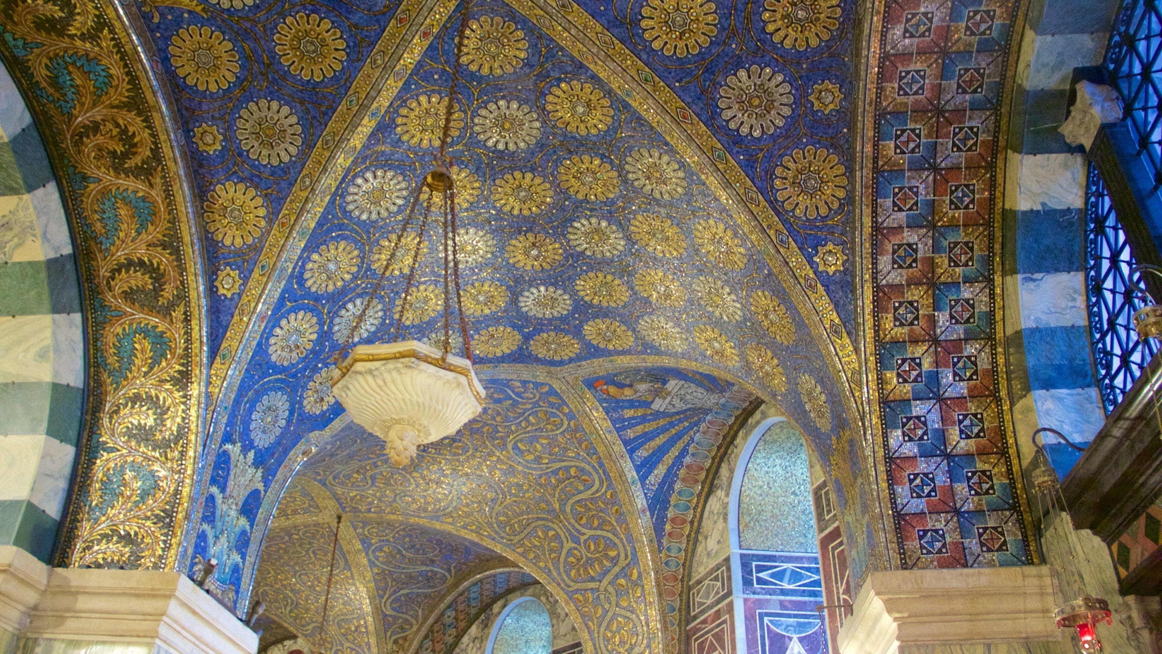 Aachen Cathedral which includes heritage architecture, a church or cathedral and religious aspects
