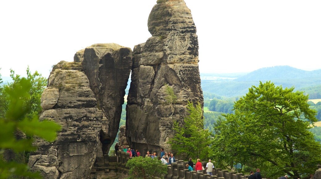 Nationalpark Sachsische Schweiz presenterar ruiner sÄvÀl som en stor grupp av mÀnniskor