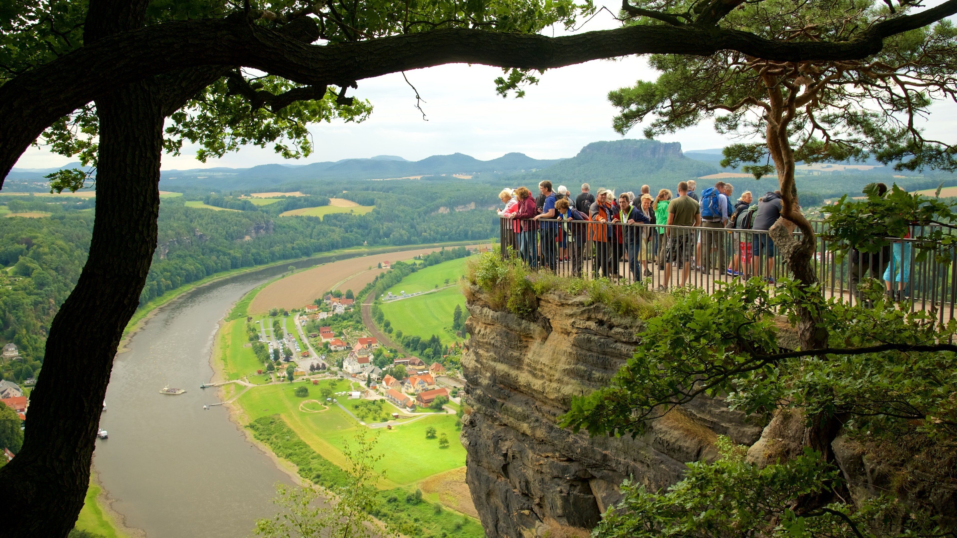 Nationalpark Sachsische Schweiz ofreciendo un río o arroyo y vistas y también un gran grupo de personas