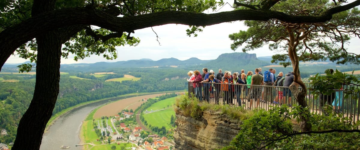 Nationalpark Sachsische Schweiz ofreciendo un río o arroyo y vistas y también un gran grupo de personas