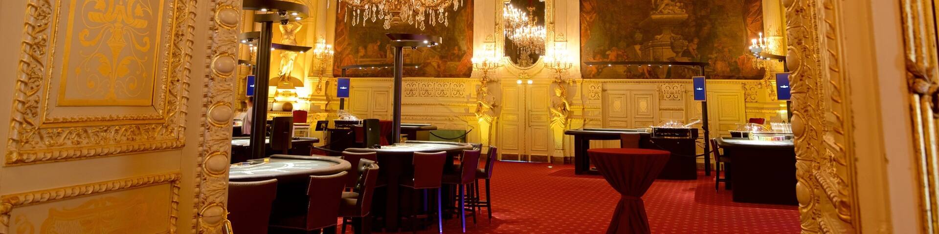 Casino de Baden-Baden ofreciendo un hotel o resort de lujo, un casino y vistas interiores