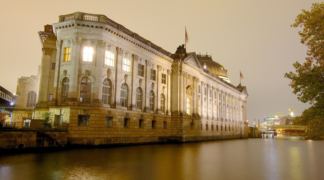 Isla de los Museos que incluye escenas nocturnas, una ciudad y un río o arroyo