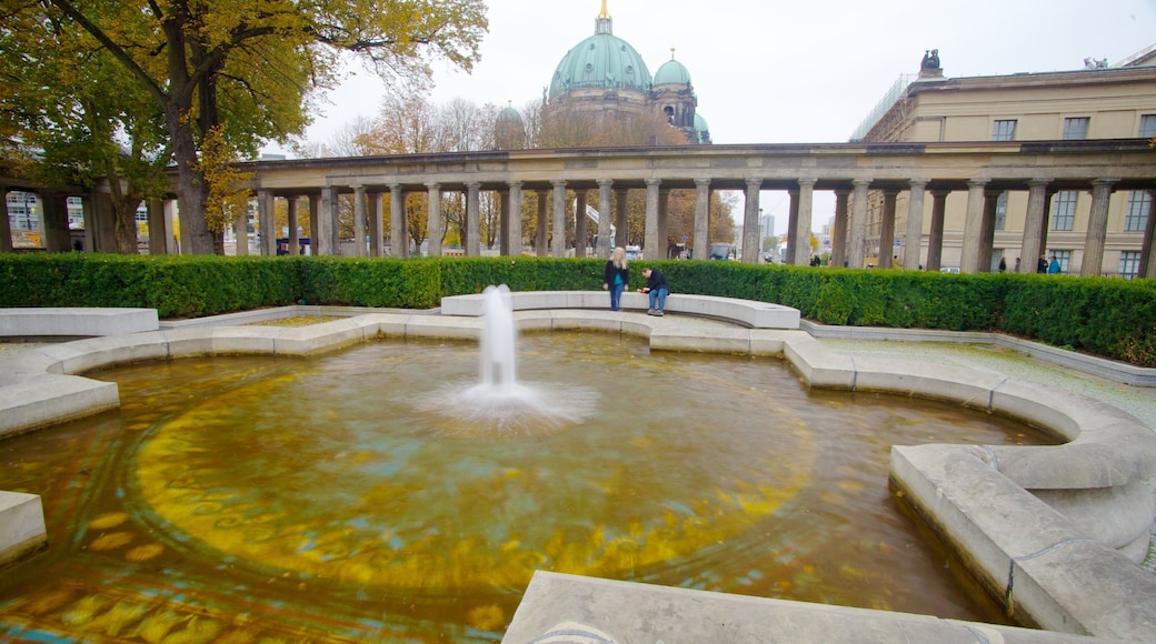 Museum Island showing a pool, a fountain and a pond