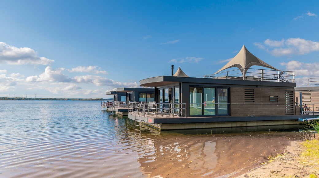 Eine Anlage von Hausbooten an einem See