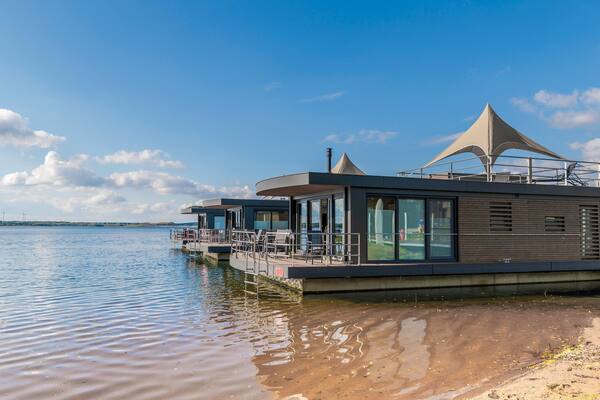 Eine Anlage von Hausbooten an einem See