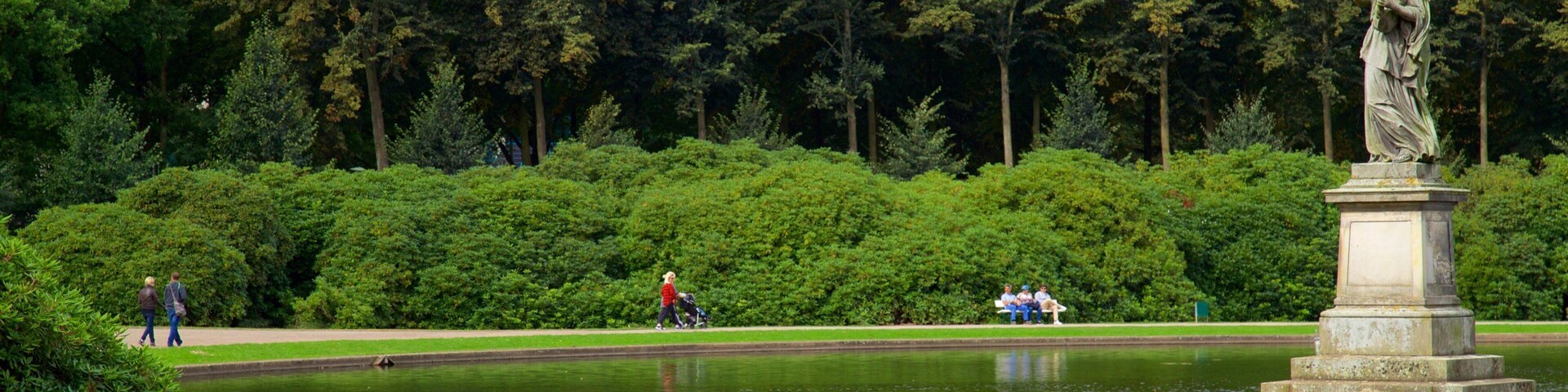 Bremen Buergerpark mostrando uma estátua ou escultura, um jardim e um lago ou charco