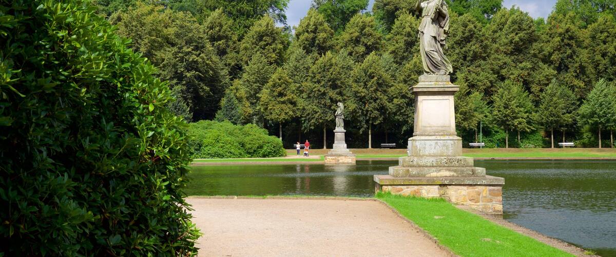 Bremen Bürgerpark welches beinhaltet Statue oder Skulptur, Garten und See oder Wasserstelle
