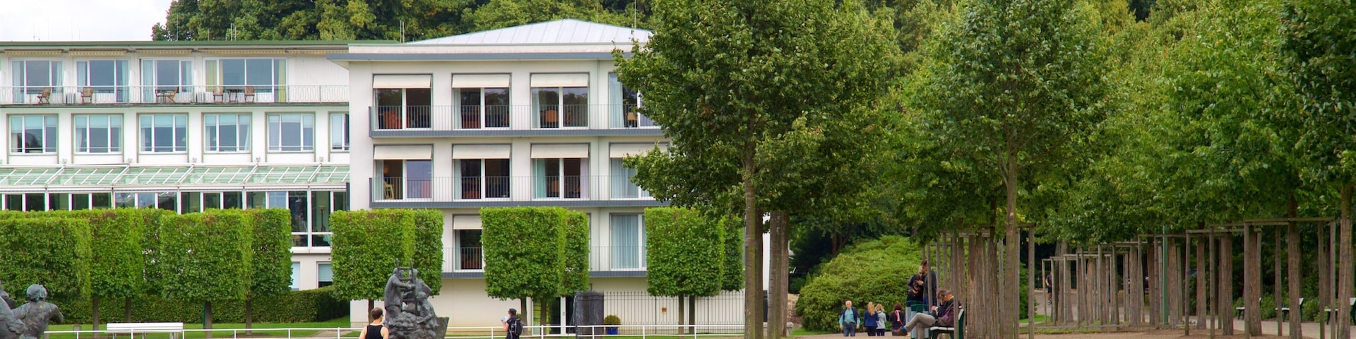 Bremen Buergerpark caracterizando um lago ou charco e um jardim