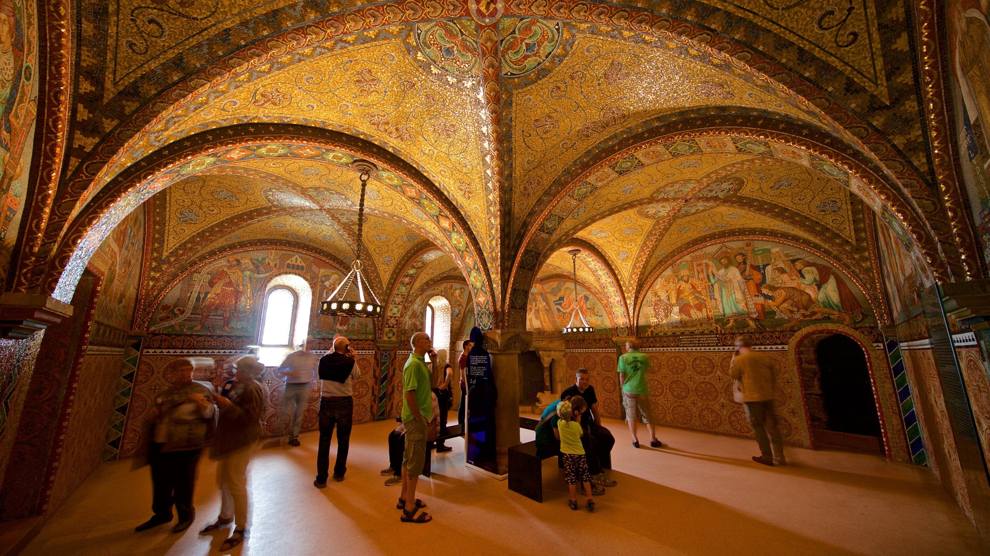 Castillo de Wartburg ofreciendo vista interna, elementos religiosos y arte