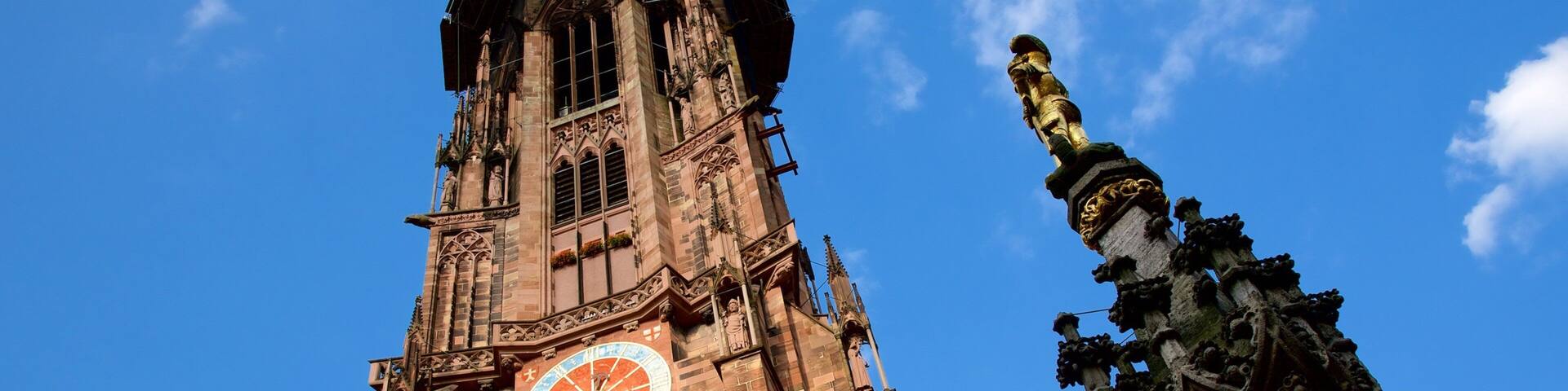 Freiburg Munster ofreciendo una iglesia o catedral