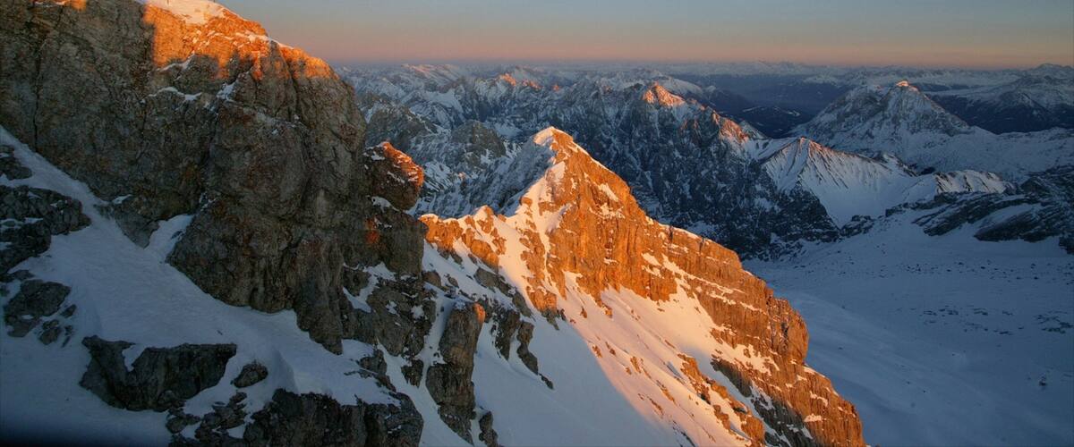 Garmisch-Partenkirchen Ski Resort which includes landscape views, mountains and snow