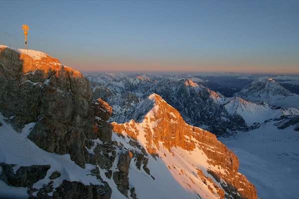 Skigebiet Garmisch-Partenkirchen das einen Landschaften, Schnee und Sonnenuntergang