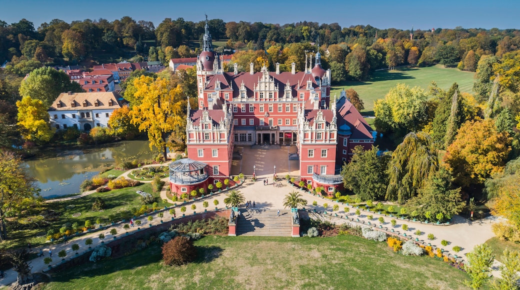 Przepiękny zamek i ogrody - Fürst Pückler Park w Bad Muskau - z lotu ptaka