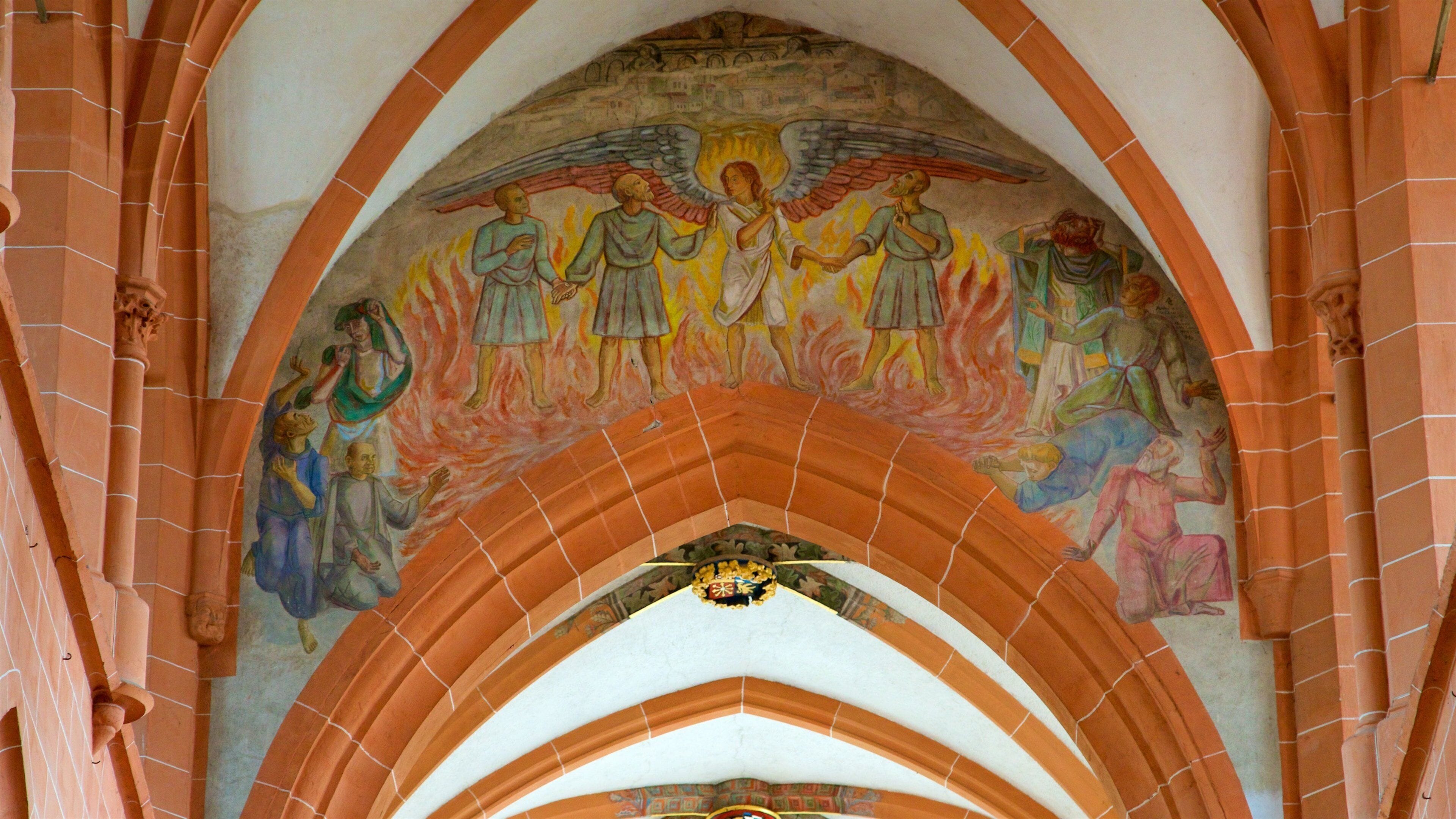 Heiliggeistkirche ofreciendo arte, una iglesia o catedral y vistas interiores