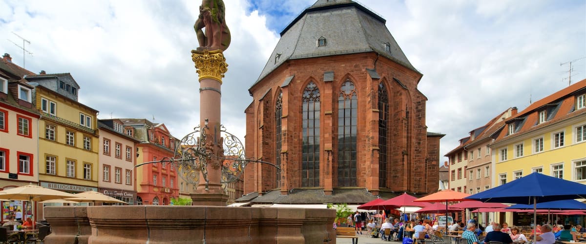 Heiliggeistkirche ofreciendo una fuente, elementos del patrimonio y un parque o plaza
