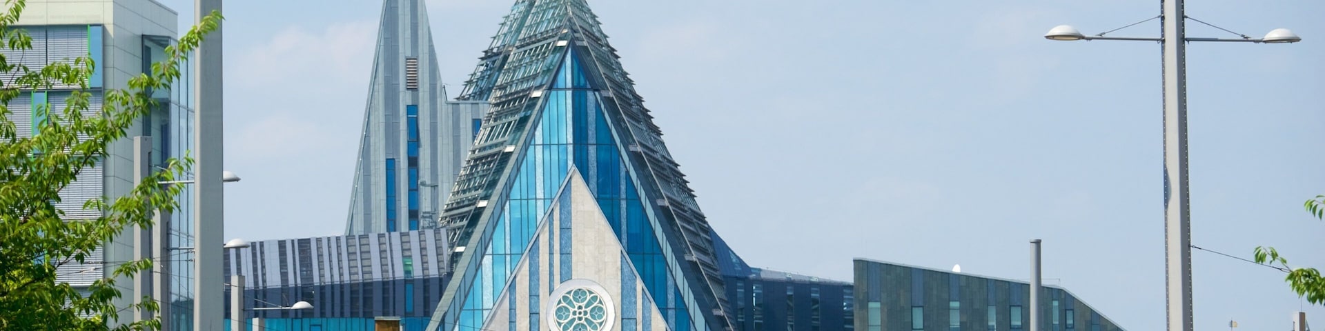 Universidad de Leipzig que incluye una iglesia o catedral