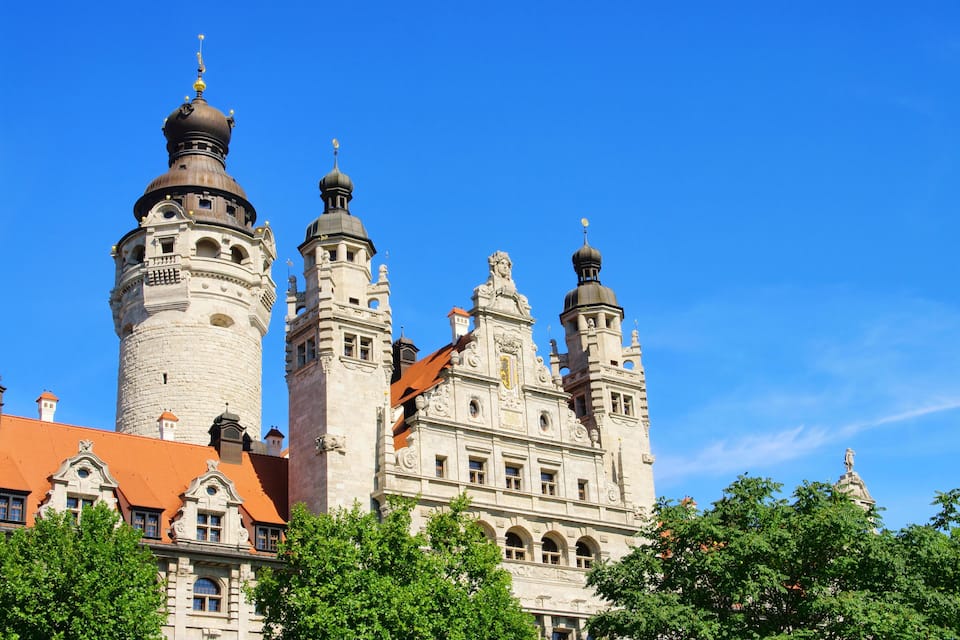 Um edifício histórico com múltiplas torres e arquitetura ornamentada.