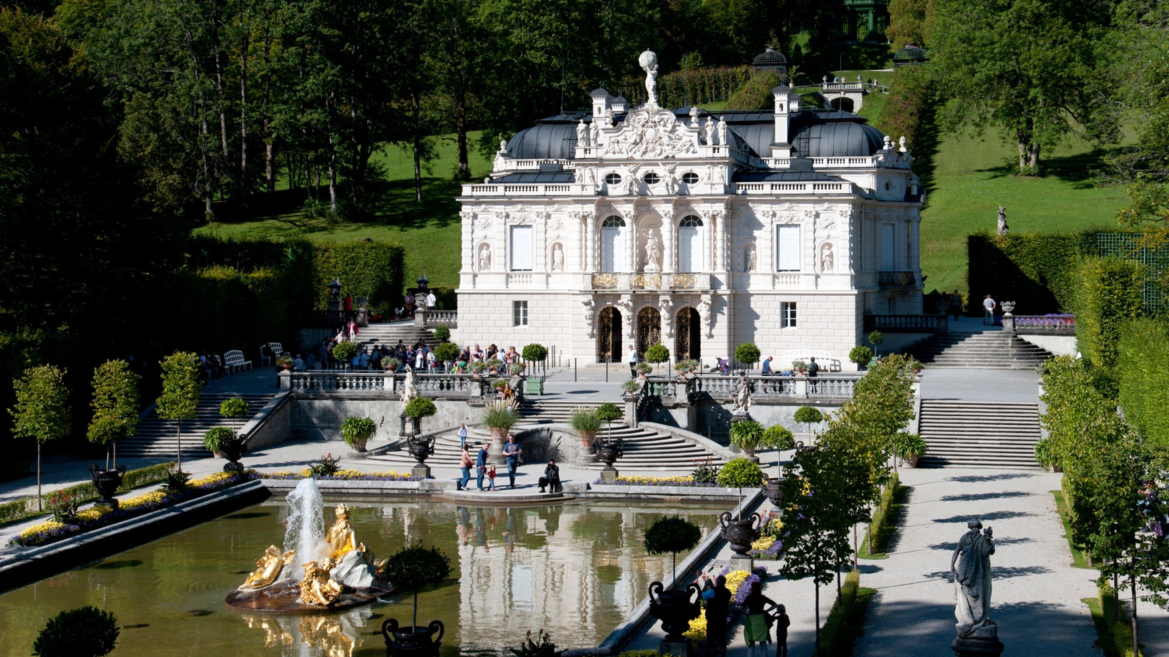 Linderhof Palace featuring heritage architecture, a fountain and chateau or palace