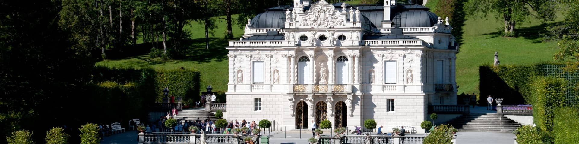 Linderhof Palace featuring heritage architecture, a fountain and chateau or palace
