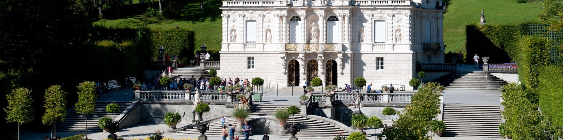 Linderhof Palace featuring heritage architecture, a fountain and chateau or palace