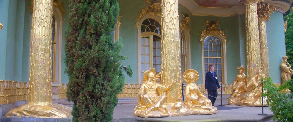 Chinese Tea House featuring a castle, heritage architecture and a statue or sculpture