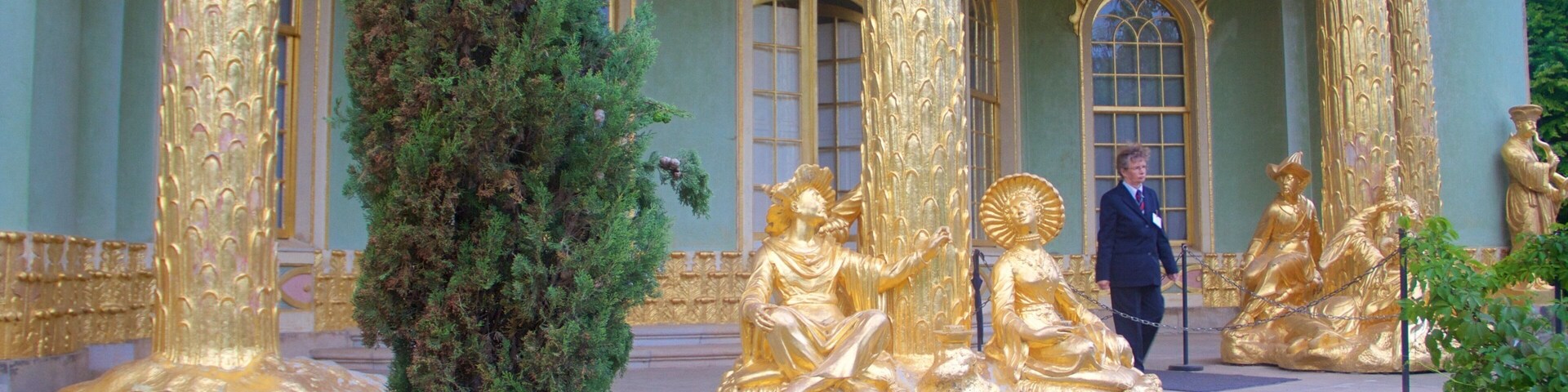 Chinese Tea House featuring a castle, heritage architecture and a statue or sculpture