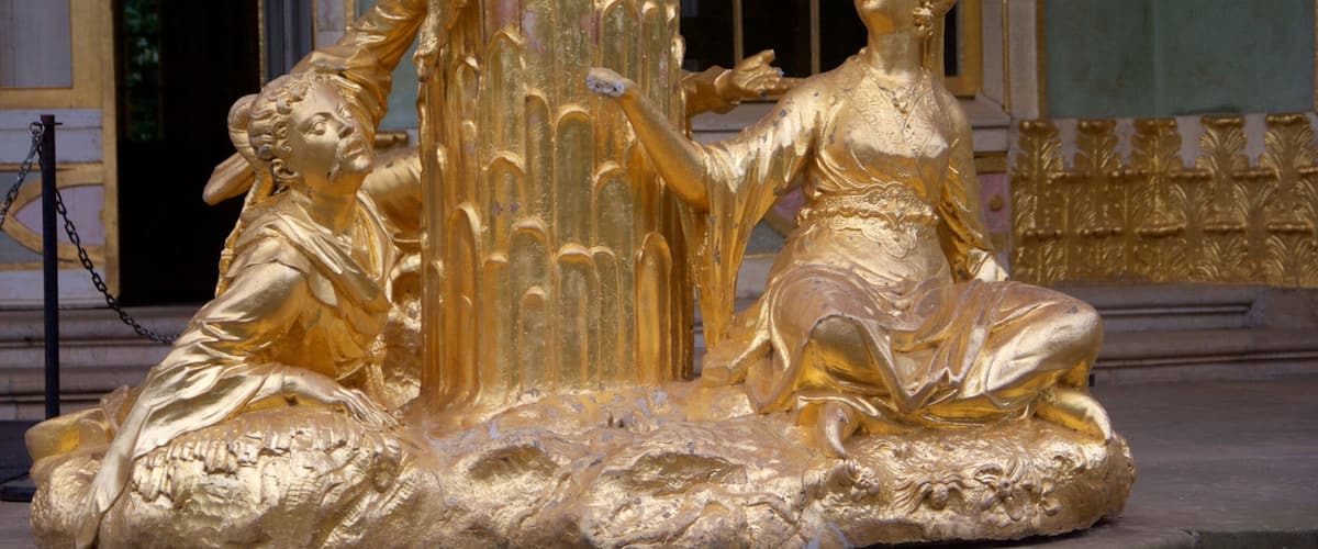 Pabellón Chino que incluye una estatua o escultura