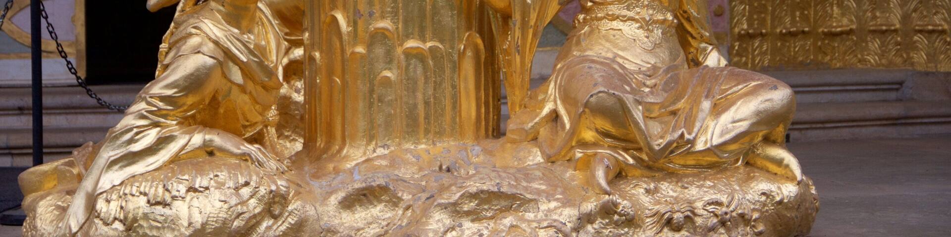 Chinesisches Haus mit einem Statue oder Skulptur