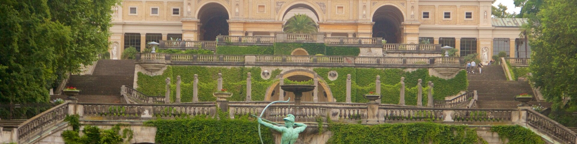 PalĂĄcio do Laranjal caracterizando uma estĂĄtua ou escultura, elementos de patrimĂŽnio e arquitetura de patrimĂŽnio