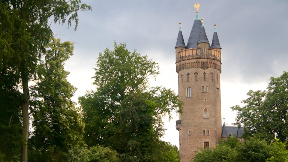Parque de Babelsberg ofreciendo un castillo, elementos patrimoniales y arquitectura patrimonial