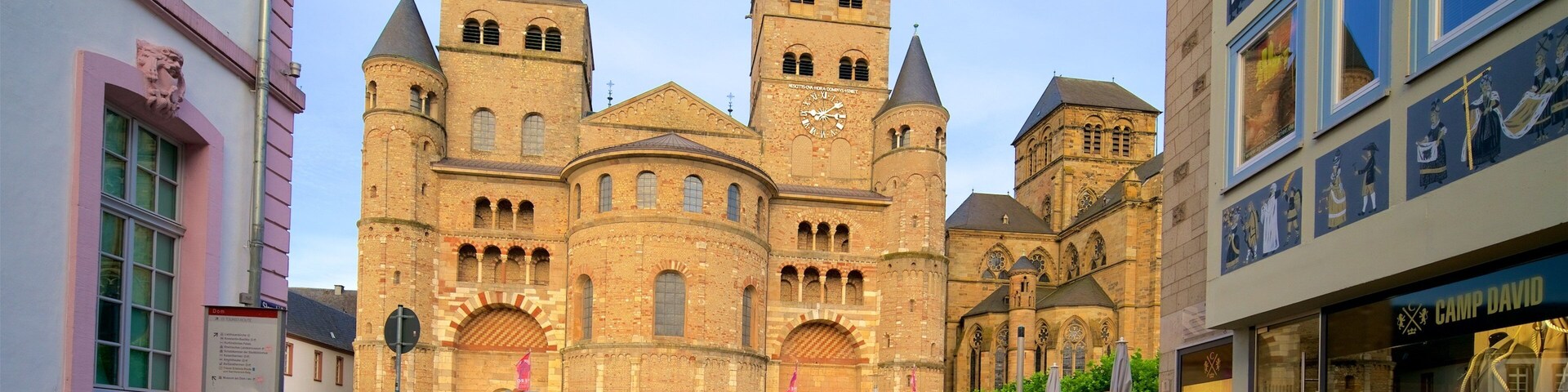 Uma igreja histórica com duas torres e um grande relógio.