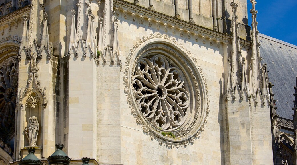 Cathédrale Sainte-Croix montrant patrimoine architectural et église ou cathédrale