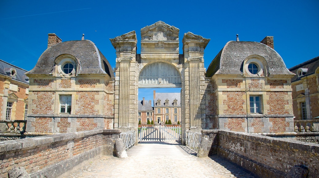 Chateau de la Ferté-Saint-Aubin caracterizando arquitetura de patrimÎnio e um pequeno castelo ou palåcio