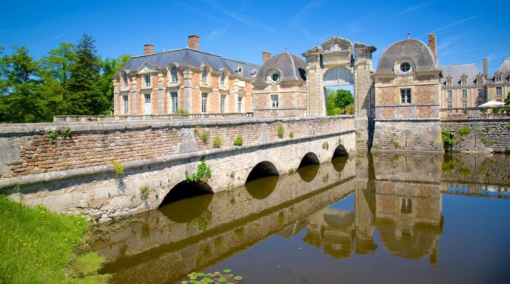 Chateau de la Ferte-St-Aubin 呈现出 河流或小溪, 小鎮或村莊 和 橋梁