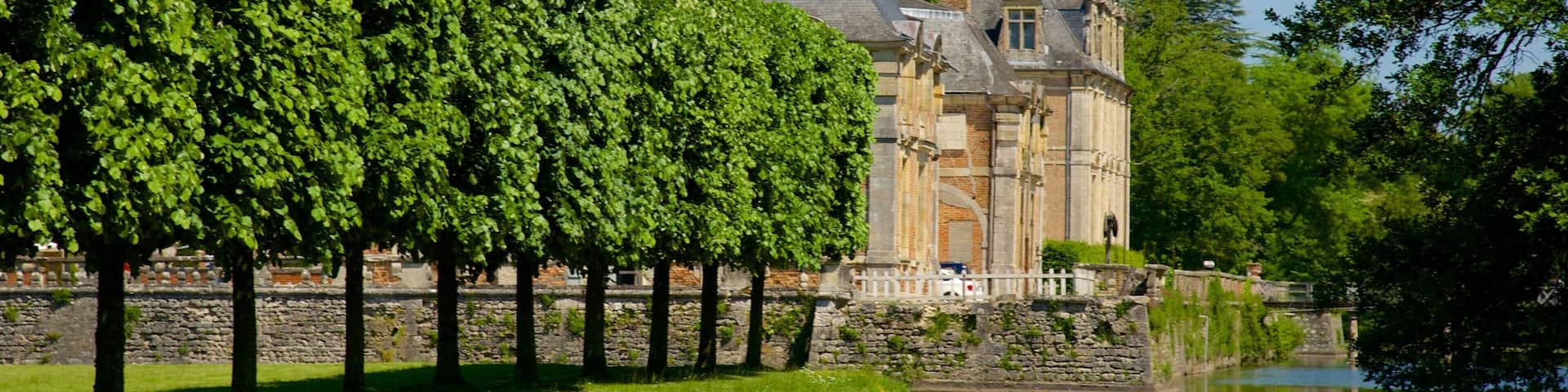 Château de la Ferte-St-Aubin mit einem Burg, Teich und Garten
