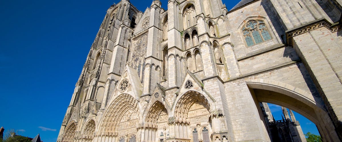 Catedral de Bourges mostrando patrimonio de arquitectura y una iglesia o catedral