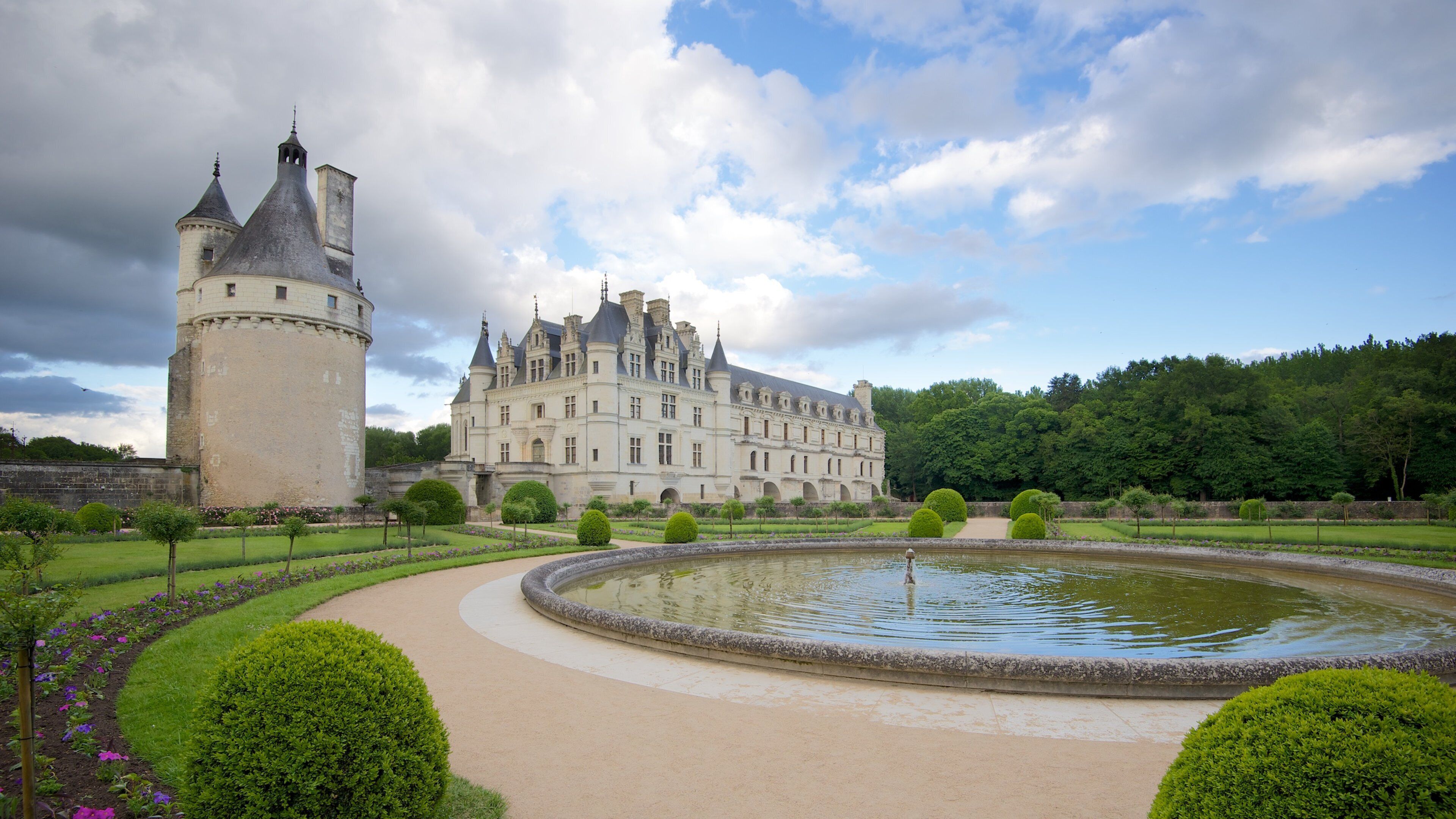 Château de Chenonceau mettant en vedette jardin, fontaine et patrimoine architectural