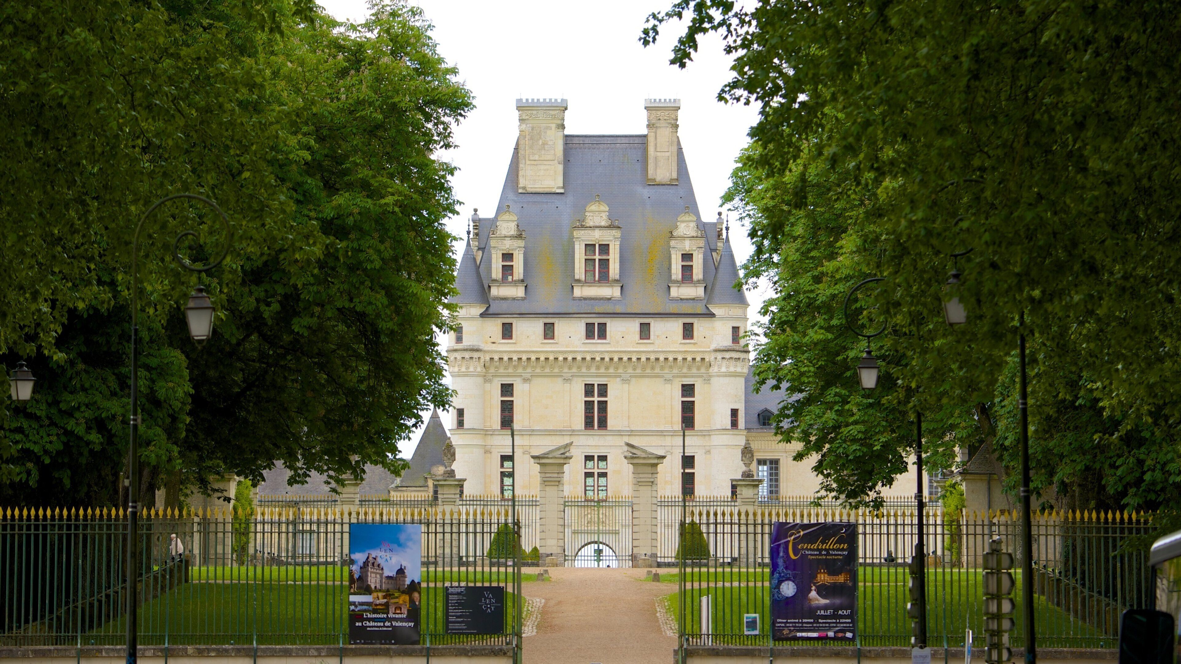Chateau de Valencay showing a castle