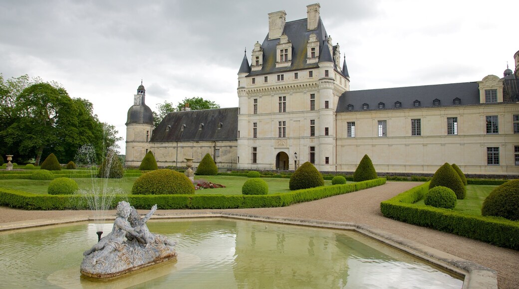Chateau de Valencay which includes a castle, heritage elements and a fountain