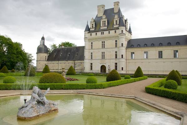 Schloss Valençay welches beinhaltet Palast oder Schloss, Springbrunnen und Park