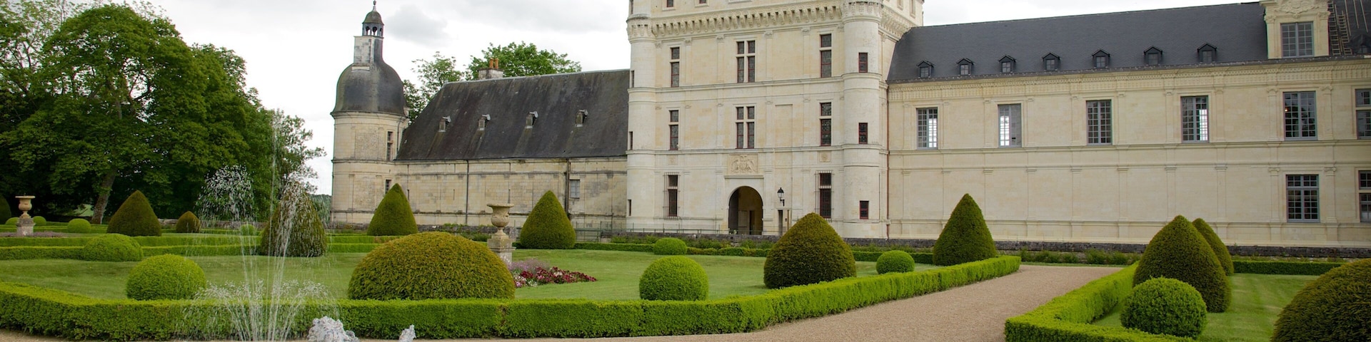 Chateau de Valencay caracterizando um jardim, um castelo e elementos de patrimônio