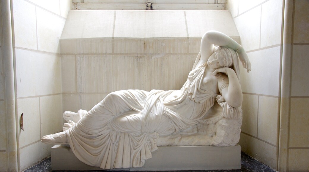 Chùteau de Valencay qui includes vues intérieures, chùteau et statue ou sculpture